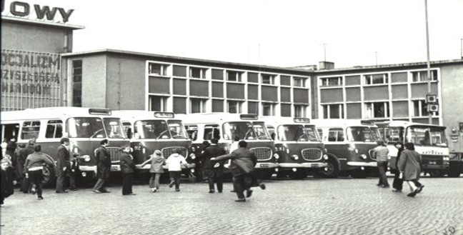 Stare autobusy marki Jelcz przed dworcem kolejowym