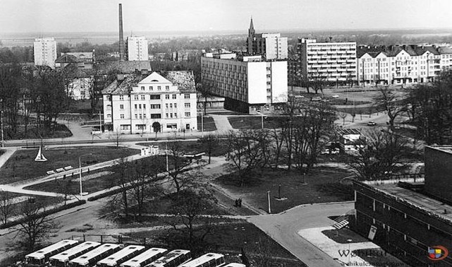 Na tle miasta zajezdnia przy ul. Słowiańskiej.